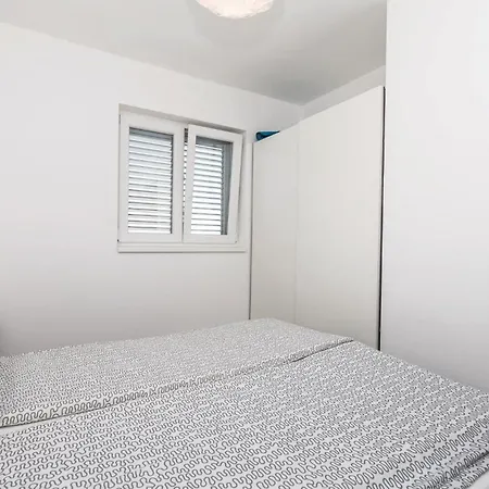 In With House Sea View Apartment Mandre